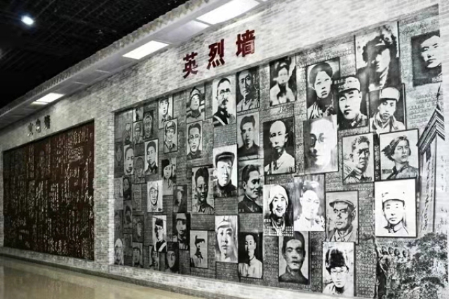 這是晉綏邊區(qū)革命紀(jì)念館的英烈墻，總導(dǎo)演第一次采風(fēng)時被強(qiáng)烈震撼，一定要把這面墻還原到舞臺上，讓后人深深的緬懷和銘記。演員們到達(dá)后，一致要求先到紀(jì)念館參觀學(xué)習(xí)。.jpg