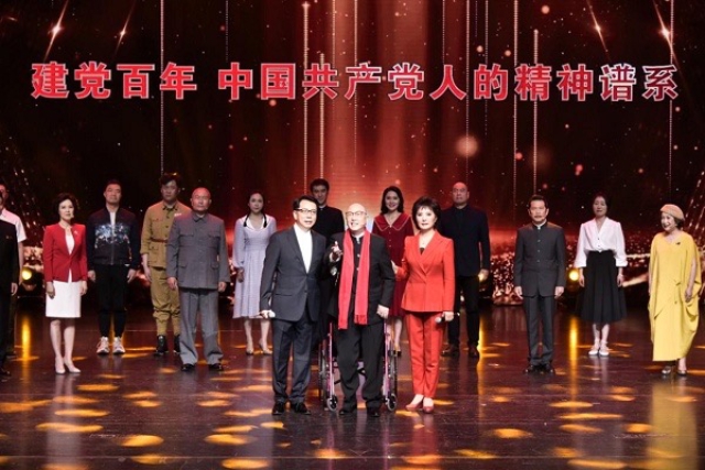 《詩意中國?紅色記憶》的壓軸節(jié)目是抗戰(zhàn)詩篇《我愛這土地》，但在今天賦予了新的意義，那就是共產(chǎn)黨人永遠(yuǎn)的初心。.jpg