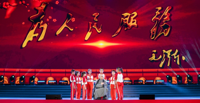 表演藝術(shù)家喬榛老師和興縣一二〇師學(xué)校的孩子們演繹《為人民服務(wù)的故事》，這個故事在短短2天內(nèi)，他不知道給孩子們講了多少遍了。.jpg