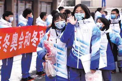 1月23日，在北京交通大學(xué)，首批冬奧志愿者準備出發(fā)。當(dāng)日，北京交通大學(xué)首批冬奧志愿者集結(jié)出發(fā)。據(jù)了解，首批80名師生志愿者將在國家體育館開展志愿服務(wù)工作。新華社記者 任超 攝.jpg