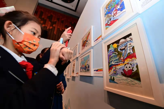 少年兒童迎冬奧——第二屆全國兒童繪畫展”今天在中國婦女兒童博物館開幕。從2022幅作品中精心遴選出的300余幅代表作，分為“我的童年冬奧夢”“靈巧小手畫冬奧”“冰雪迎春喜洋洋”“攜手奮進向未來”四個篇章進行展示。1.jpg