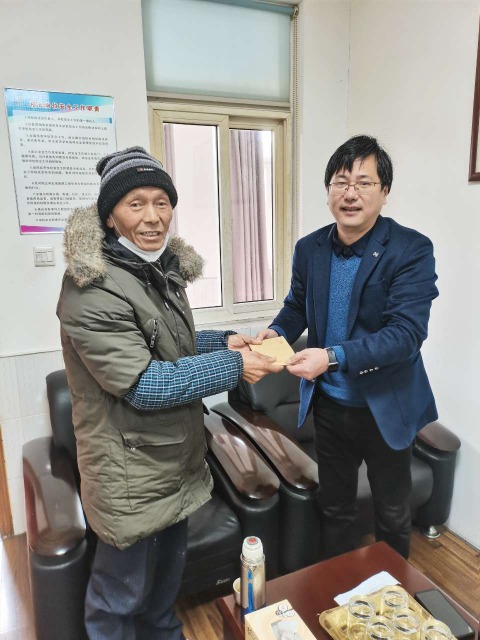 江先生（左）將愛心款捐贈(zèng)給奉化錦屏中心小學(xué) 學(xué)校供圖.jpg