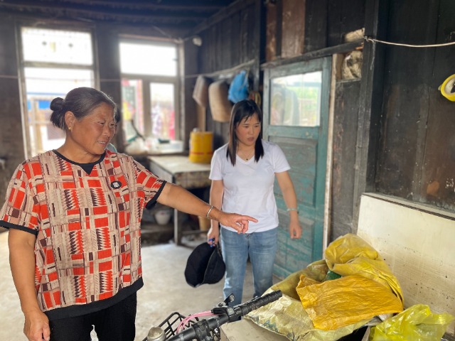 沙河子鎮(zhèn)中心學(xué)校班主任高金秀（右一）在李夢瑤家中家訪。梁丹攝.jpg