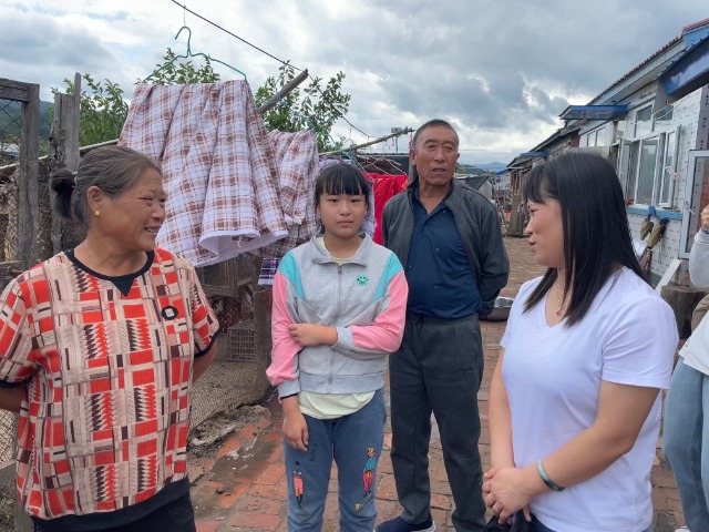 沙河子鎮(zhèn)中心學(xué)校班主任高金秀和李夢瑤及其爺爺奶奶。梁丹攝.jpg
