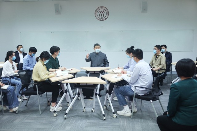 2022年4月25日，習(xí)近平總書記來到中國(guó)人民大學(xué)考察調(diào)研。這是總書記在立德樓觀摩思政課智慧教室現(xiàn)場(chǎng)教學(xué)并參與討論。