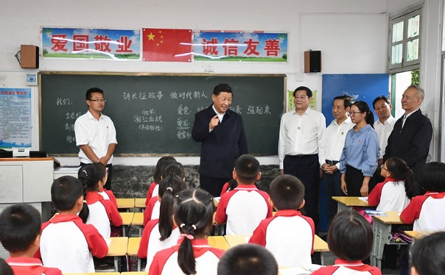 2020年9月16日，習(xí)近平總書記在湖南省郴州市汝城縣文明瑤族鄉(xiāng)第一片小學(xué)，同正在上思政課的同學(xué)們親切交流。