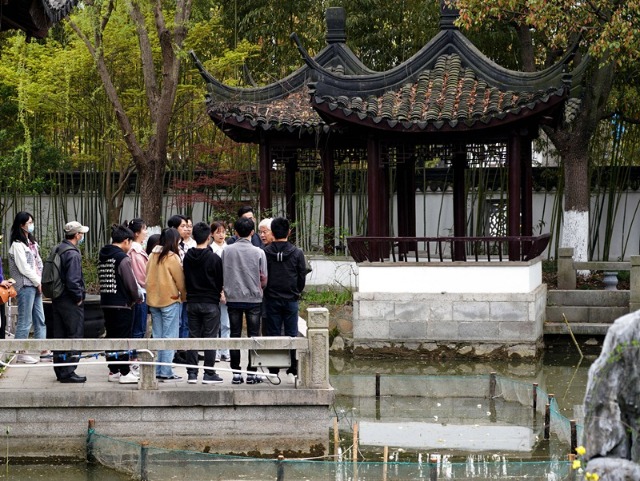 2021年3月30日，在上海交通大學(xué)南蘇園的“微型洱海”旁，孔海南教授為學(xué)生們打造“沉浸式”思政課。