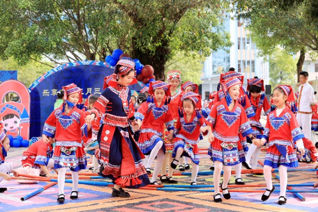 圖4：4月9日，在廣西柳州市融安縣實驗小學(xué)校園，一名老師帶著學(xué)生跳竹竿舞。（譚凱興 攝）.JPG