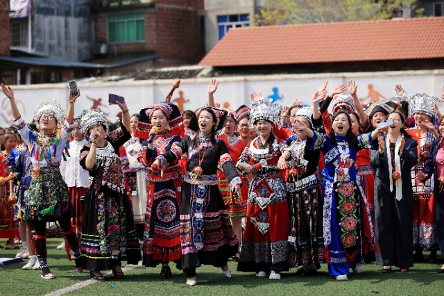 圖1：4月9日，在廣西柳州市融安縣實驗小學(xué)校園，師生們在進(jìn)行山歌對唱。（譚凱興 攝）.JPG