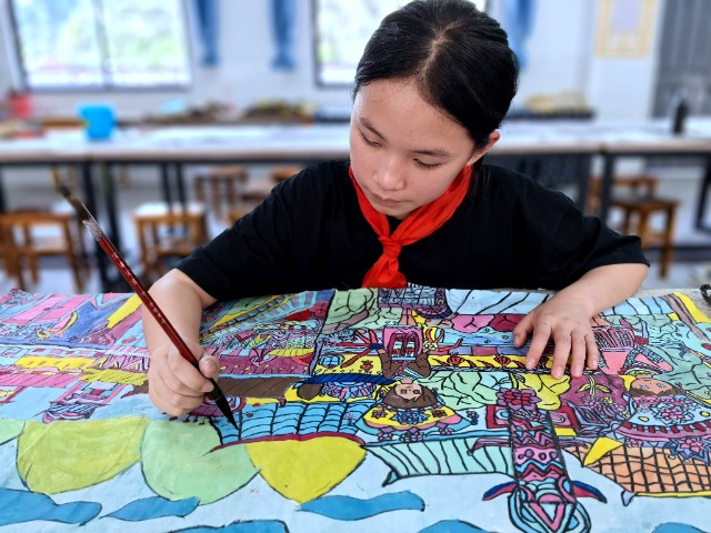 融水苗族自治縣融水鎮(zhèn)苗家小鎮(zhèn)小學(xué)學(xué)生在畫中國重彩畫。 (1).jpg