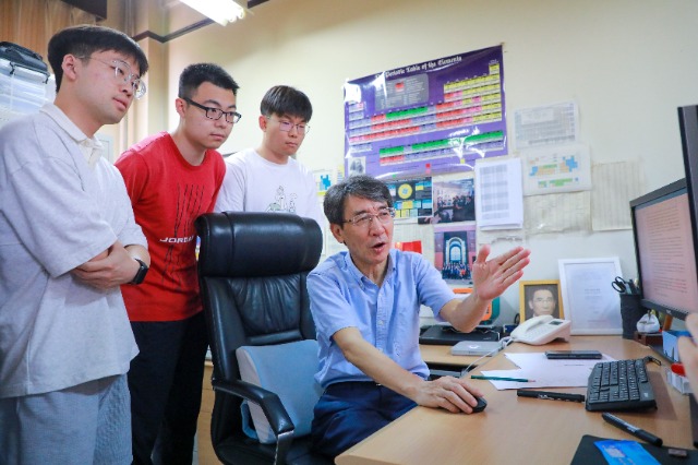 中國(guó)科學(xué)院院士、清華大學(xué)教授、南方科技大學(xué)校長(zhǎng)薛其坤正在指導(dǎo)學(xué)生開(kāi)展科學(xué)研究。（南方科技大學(xué)供圖）.jpg
