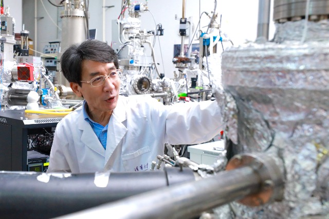中國(guó)科學(xué)院院士、清華大學(xué)教授、南方科技大學(xué)校長(zhǎng)薛其坤正在開(kāi)展科學(xué)研究。（南方科技大學(xué)供圖）.jpg