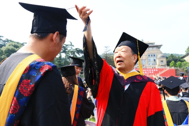 2017年6月22日，李德仁參加武漢大學畢業(yè)典禮并為畢業(yè)生撥穗.jpg