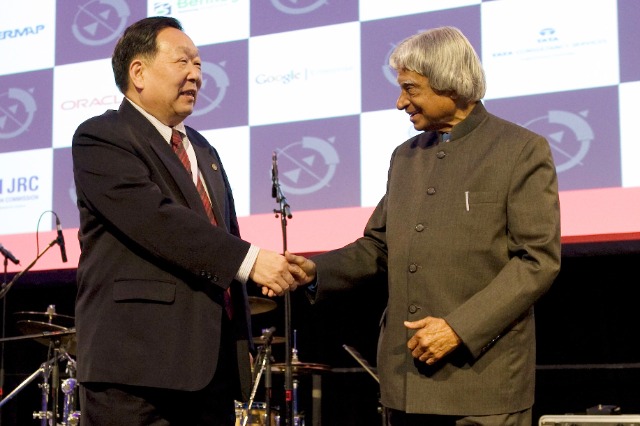 2012年4月14日，國際地球空間信息科學大會授予武漢大學“World Leadership”獎，李德仁接受頒獎嘉賓印度前總統頒獎.jpg