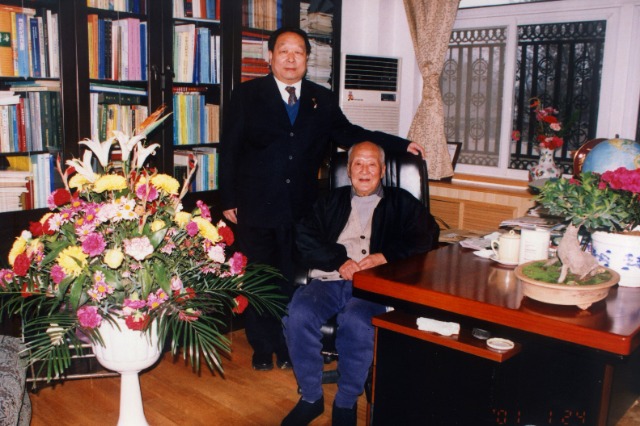 2001年2月，李德仁給導師王之卓拜年.jpg