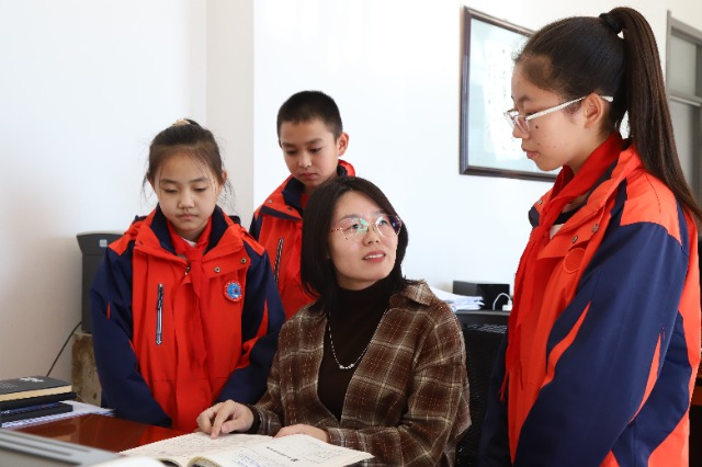 甘州區(qū)黨寨鎮(zhèn)中心學校教師在課間為孩子們講解疑難問題。（張儒泰攝）.JPG