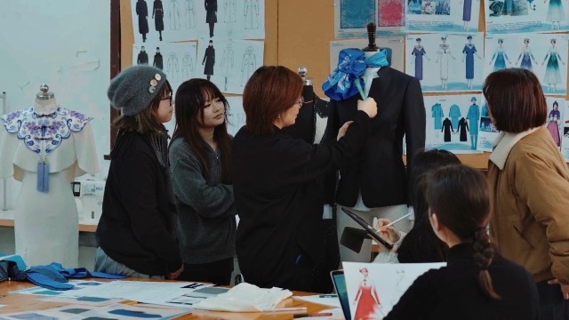東華大學(xué)服裝與藝術(shù)設(shè)計(jì)學(xué)院師生團(tuán)隊(duì)在討論結(jié)構(gòu)細(xì)節(jié)。學(xué)校供圖