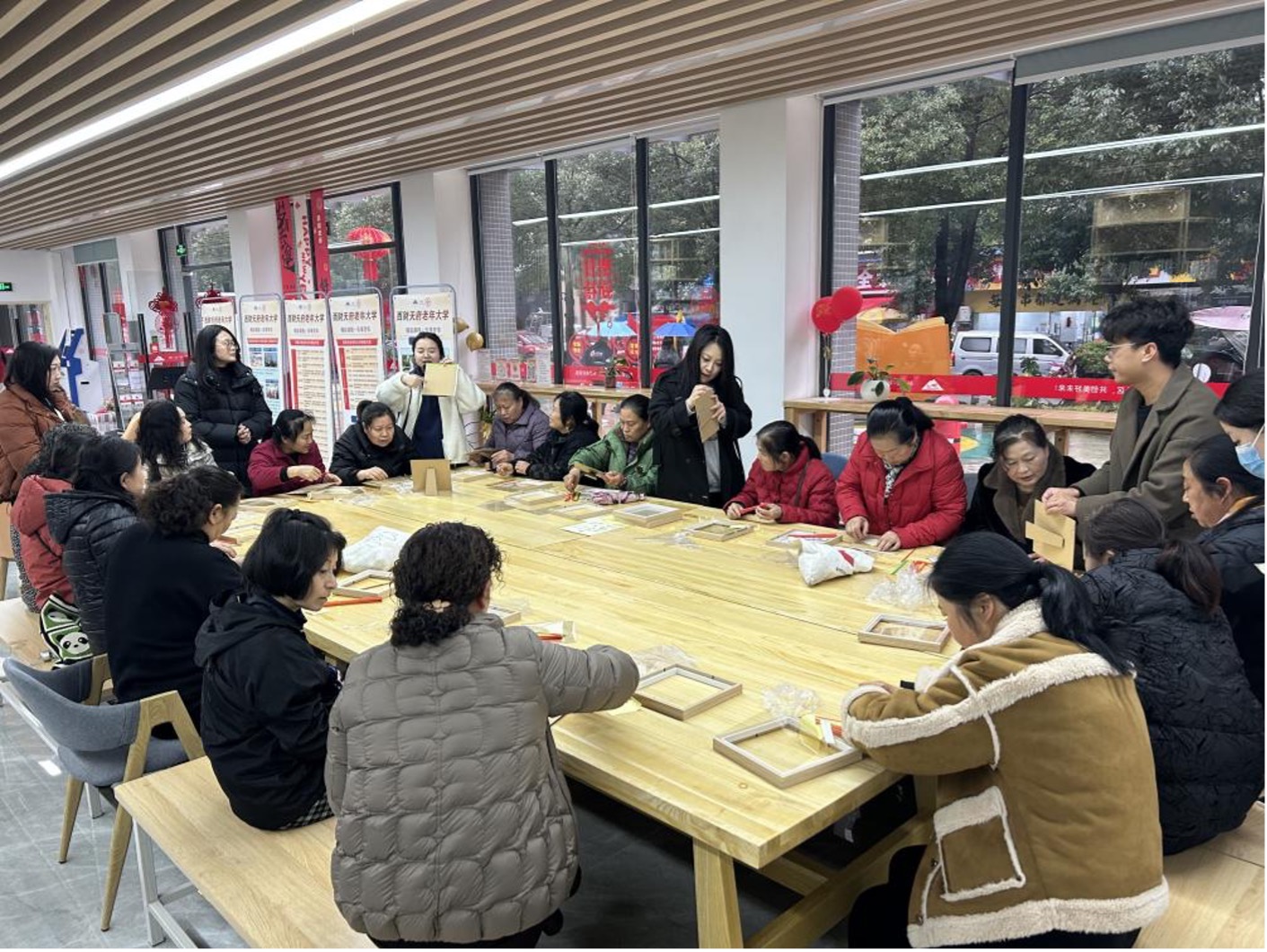 居民體驗(yàn)非遺竹編。西南財(cái)經(jīng)大學(xué)天府學(xué)院供圖.jpg
