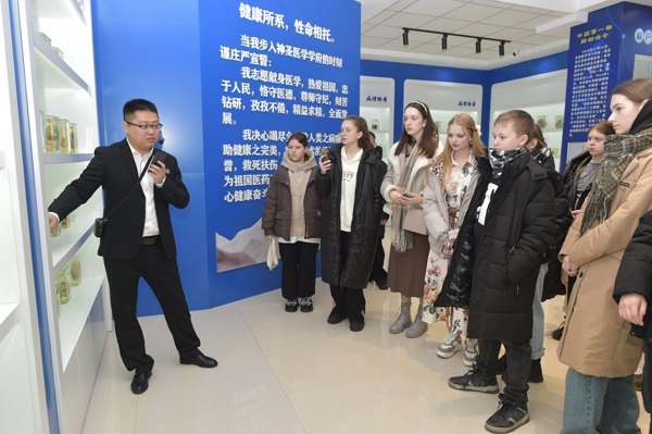 來訪師生參觀生命科學(xué)館。學(xué)校供圖。.jpg