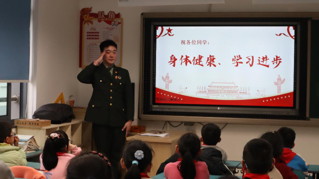 浙大寧波理工學(xué)院國(guó)旗護(hù)衛(wèi)隊(duì)來(lái)到寧波鎮(zhèn)明中心小學(xué)上國(guó)防教育公開課 徐銘菲 攝.png
