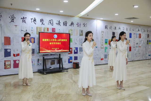 01 校大學生藝術發(fā)展中心誦讀藝術團朗誦經(jīng)典詩歌《就是那一只蟋蟀》.jpg