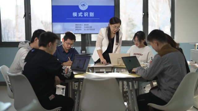 謝鳳英指導(dǎo)學生。資料圖片.jpg